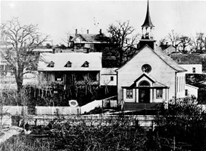 La première église catholique avec la résidence de l’évêque, aux environs de 1875. 